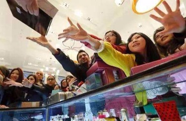 熟女性感慢摇中国人依然爱赴日旅游 消费已由爆买转向网购